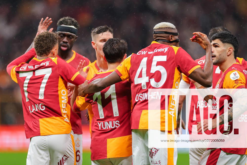 2026-02-01 Galatasaray SK v Kayserispor - Trendyol Super Lig ISTANBUL, TURKEY - FEBRUARY 1: Yunus Akgun of Galatasaray SK celebrates after the team s first goal with Eren Elmali of Galatasaray SK, Noa Lang of Galatasaray SK, Abdulkerim Bardakci of Galatasaray SK and Victor Osimhen of Galatasaray SK during the Trendyol Super Lig match between Galatasaray SK and Kayserispor at Rams Park Stadium on February 1, 2026 in Istanbul, Turkey. (Photo by BSR Agency) Istanbul Turkey Content not available for redistribution in The Netherlands directly or indirectly through any third parties.