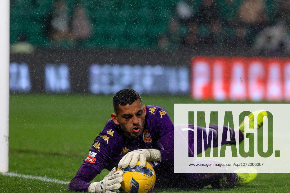 Kaique of CD Nacional in action during the Liga Portugal Betclic match between Sporting CP and CD Nacional at the Estadio Jose Alvalade in Lisbon on February 1, 2026. Liga Portugal Betclic - Sporting CP vs CD Nacional (Valter Gouveia SPP)