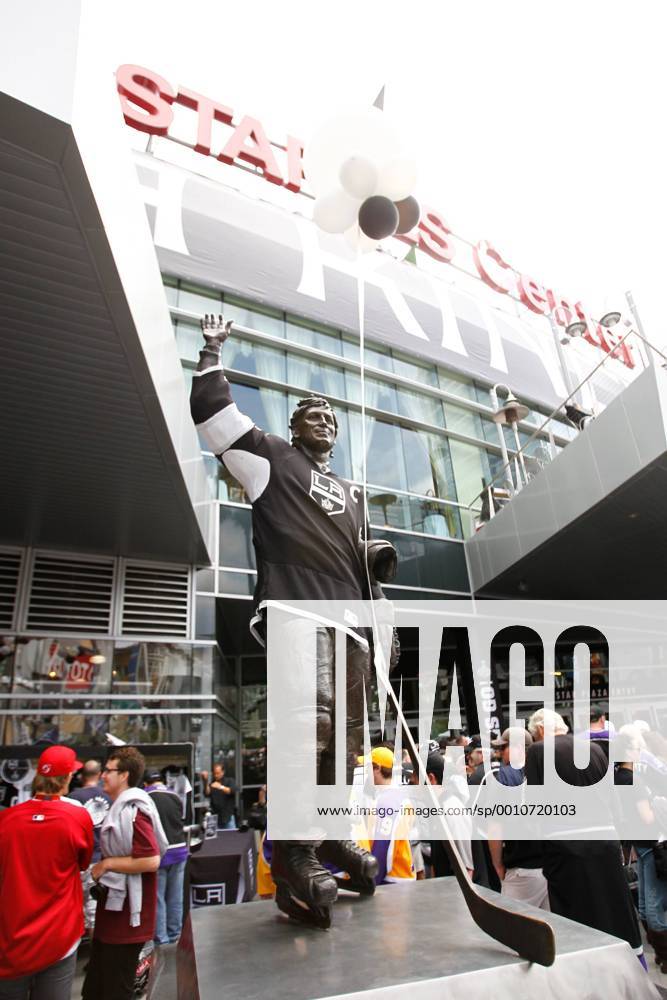 Fans mill about beneath Wayne Gretzky s statue before Game 3 of the Stanley Cup Final between the New Jersey Devils and the Los Angeles Kings at Staples Center in Los Angeles, California. NHL Eishockey Herren USA JUN 04 Stanley Cup Final - Devils at Kings - Game 3 Icon740120604096