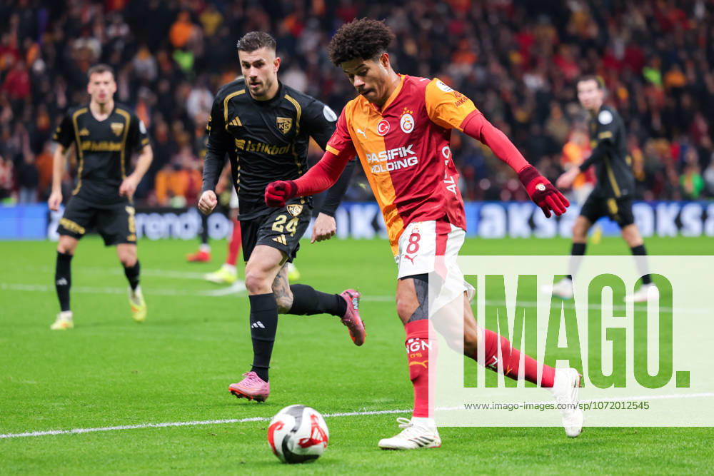 2026-02-01 Galatasaray SK v Kayserispor - Trendyol Super Lig ISTANBUL, TURKEY - FEBRUARY 1: Dorukhan Tokoz of Kayserispor, Gabriel Sara of Galatasaray SK during the Trendyol Super Lig match between Galatasaray SK and Kayserispor at Rams Park Stadium on February 1, 2026 in Istanbul, Turkey. (Photo by BSR Agency) Istanbul Turkey Content not available for redistribution in The Netherlands directly or indirectly through any third parties.