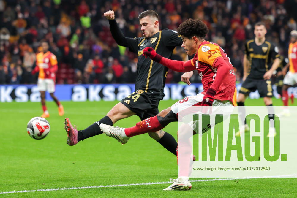 2026-02-01 Galatasaray SK v Kayserispor - Trendyol Super Lig ISTANBUL, TURKEY - FEBRUARY 1: Dorukhan Tokoz of Kayserispor, Gabriel Sara of Galatasaray SK during the Trendyol Super Lig match between Galatasaray SK and Kayserispor at Rams Park Stadium on February 1, 2026 in Istanbul, Turkey. (Photo by BSR Agency) Istanbul Turkey Content not available for redistribution in The Netherlands directly or indirectly through any third parties.