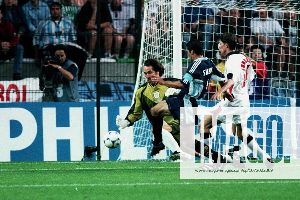 Argentina V England, FIFA World Cup, WM, Weltmeisterschaft, Fussball Finals 1998 Round Of 16 David Seaman of England and Diego Simone of Argentina challenge during the FIFA World Cup Finals 1998 Round Of 16 match between Argentina and England at Stade Geoffroy-Guichard on June 30, 1998 in Saint-Etienne, France. Saint-Etienne Stade Geoffroy-Guichard France France