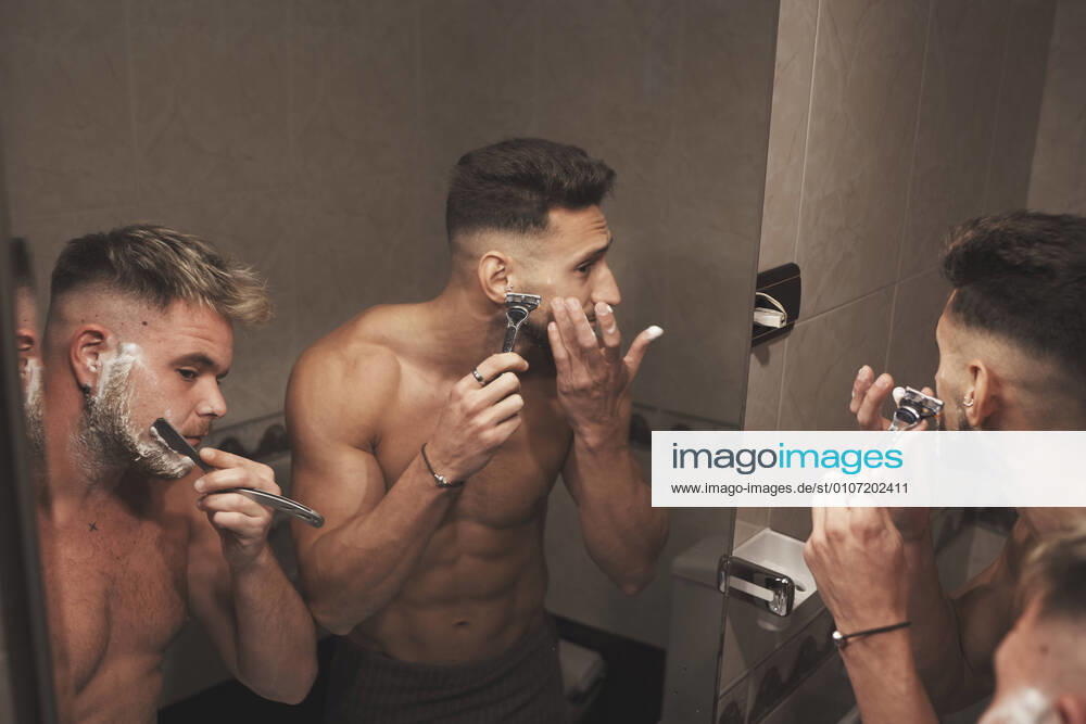 A couple of gay guys are shaving together in the bathroom at home Jaén, AL, Spain CR_NNSU201124A-562726-01 ,model released, Symbolfoto