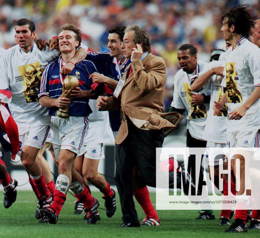 Brazil V France, FIFA World Cup, WM, Weltmeisterschaft, Fussball Final Match 1998 Zinedine Zidane, Didier Deschamps and Robert Pires of France With the World Cup Trophy celebrating after the FIFA World Cup Final match between Brazil and France at Stade De France on July 12, 1998 in Saint-Denis, France. Saint-Denis Stade De France France France
