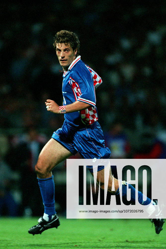 Netherlands V Croatia, FIFA World Cup, WM, Weltmeisterschaft, Fussball Finals 1998 3rd Place Play Off Slaven Bilic of Croatia running during the FIFA World Cup Finals 1998 3rd Place Play Off match between Holland and Croatia at Parc Des Princes on July 11, 1998 in Paris, France. Paris Parc Des Princes France France