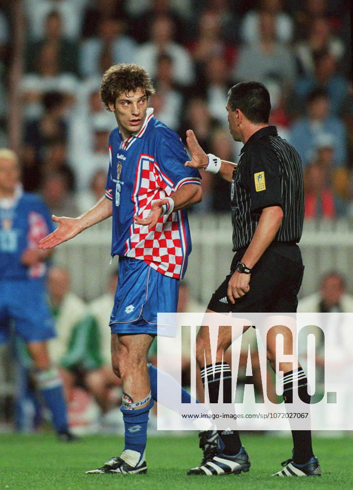 Netherlands V Croatia, FIFA World Cup, WM, Weltmeisterschaft, Fussball Finals 1998 3rd Place Play Off Slaven Bilic of Croatia and Referee Epifanio Gonzalez in incident during the FIFA World Cup Finals 1998 3rd Place Play Off match between Holland and Croatia at Parc Des Princes on July 11, 1998 in Paris, France. Paris Parc Des Princes France France