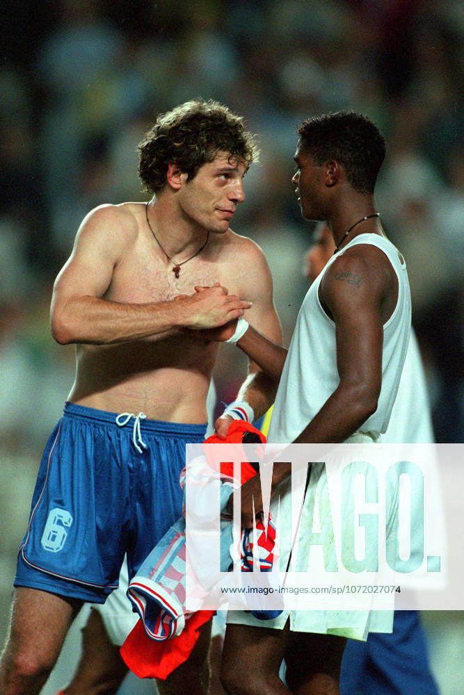 Netherlands V Croatia, FIFA World Cup, WM, Weltmeisterschaft, Fussball Finals 1998 3rd Place Play Off Slaven Bilic of Croatia and Patrick Kluivert of Holland swap shirts after the FIFA World Cup Finals 1998 3rd Place Play Off match between Holland and Croatia at Parc Des Princes on July 11, 1998 in Paris, France. Paris Parc Des Princes France France