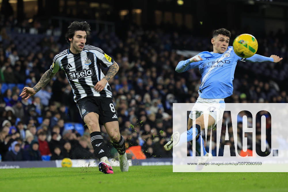 Manchester City v Newcastle United, EFL Cup, Semi Final Second Leg Sandro Tonali (8) of Newcastle United crosses the ball under pressure from Phil Foden (47) of Manchester City during the EFL Cup semi-final 2nd leg match between Manchester City and Newcastle United at the Etihad Stadium, Manchester, UK on 4 February 2026. Manchester Etihad Stadium Manchester UK Editorial use only DataCo restrictions apply See www.football-dataco.com ,