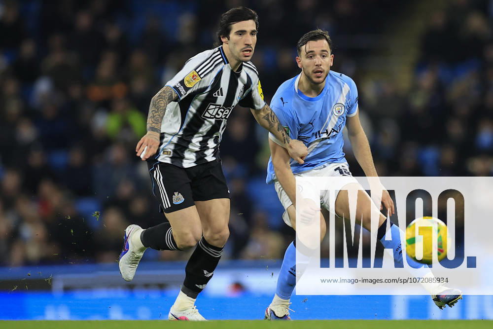 Manchester City v Newcastle United, EFL Cup, Semi Final Second Leg Nico Gonzalez (14) of Manchester City passes the ball under pressure from Sandro Tonali (8) of Newcastle United during the EFL Cup semi-final 2nd leg match between Manchester City and Newcastle United at the Etihad Stadium, Manchester, UK on 4 February 2026. Manchester Etihad Stadium Manchester UK Editorial use only DataCo restrictions apply See www.football-dataco.com ,