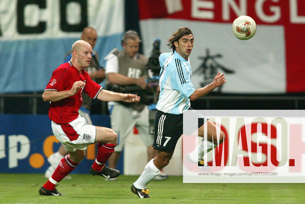 Argentina V England, FIFA World Cup, WM, Weltmeisterschaft, Fussball Finals 2002 Group F Danny Mills of England and Claudio Lopez of Argentina running during the FIFA World Cup Finals 2002 Group F match between Argentina and England at Sapporo Dome on June 7, 2002 in Sapporo, Japan. Sapporo Sapporo Dome Japan Japan