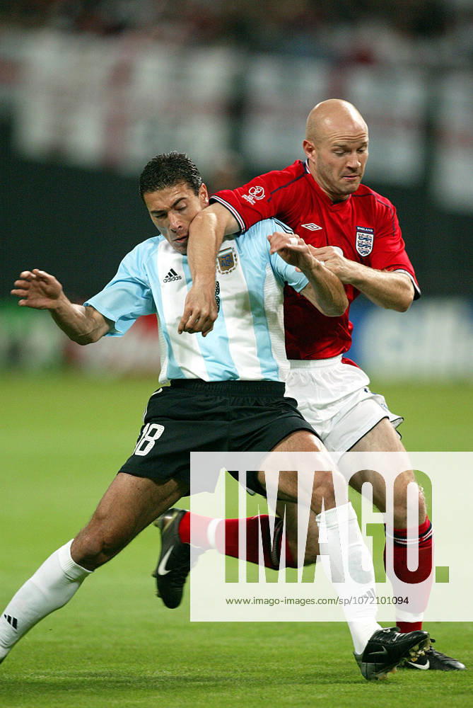 Argentina V England, FIFA World Cup, WM, Weltmeisterschaft, Fussball Finals 2002 Group F Kily Gonzalez of Argentina and Danny Mills of England challenge during the FIFA World Cup Finals 2002 Group F match between Argentina and England at Sapporo Dome on June 7, 2002 in Sapporo, Japan. Sapporo Sapporo Dome Japan Japan