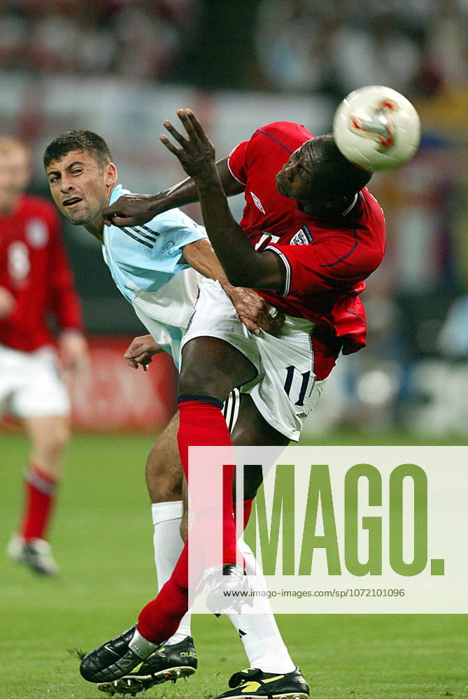 Argentina V England, FIFA World Cup, WM, Weltmeisterschaft, Fussball Finals 2002 Group F Walter Samuel of Argentina and Emile Heskey of England challenge during the FIFA World Cup Finals 2002 Group F match between Argentina and England at Sapporo Dome on June 7, 2002 in Sapporo, Japan. Sapporo Sapporo Dome Japan Japan
