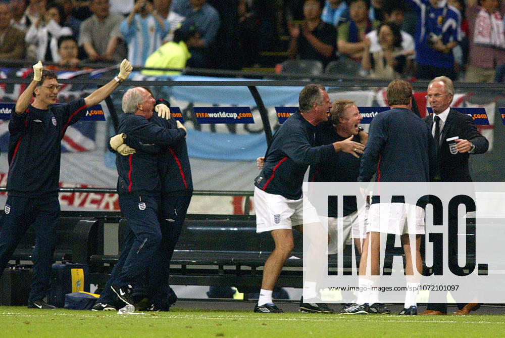 Argentina V England, FIFA World Cup, WM, Weltmeisterschaft, Fussball Finals 2002 Group F Ray Clemence Goalkeeping Coach, Sammy Lee, Assistant Coach, Steve Mcclaren Assistant Manager and Sven Goran-Ericsson Manager of England celebrate after winning the FIFA World Cup Finals 2002 Group F match between Argentina and England at Sapporo Dome on June 7, 2002 in Sapporo, Japan. Sapporo Sapporo Dome Japan Japan