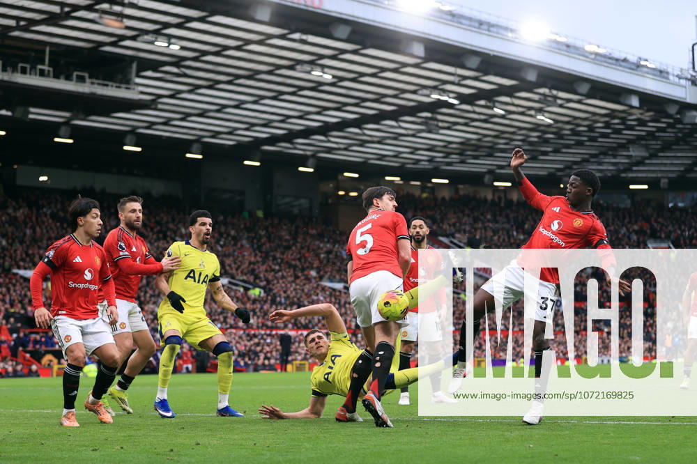 Manchester United gegen Tottenham Hotspur 07. Februar 2026 Manchester Premier League Fußball Manchester United gegen Tottenham Hotspur Joao Palhinha von Tottenham Hotspur scheitert mit seinem Versuch, den Ball im Tor von United unterzubringen Foto