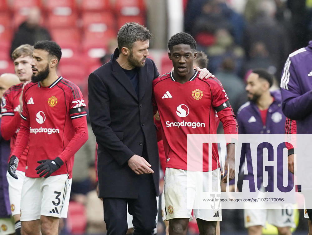 Manchester, England, 7th February 2026. Michael Carrick head coach of Manchester United, ManU speaks to Kobbie Mainoo of Manchester United during the Manchester United vs Tottenham Hotspur Premier League match at Old Trafford, Manchester. Picture credit should read: Andrew Yates Sportimage . SPI_093_AY_Man_Utd_Spurs SPI-4511-0089