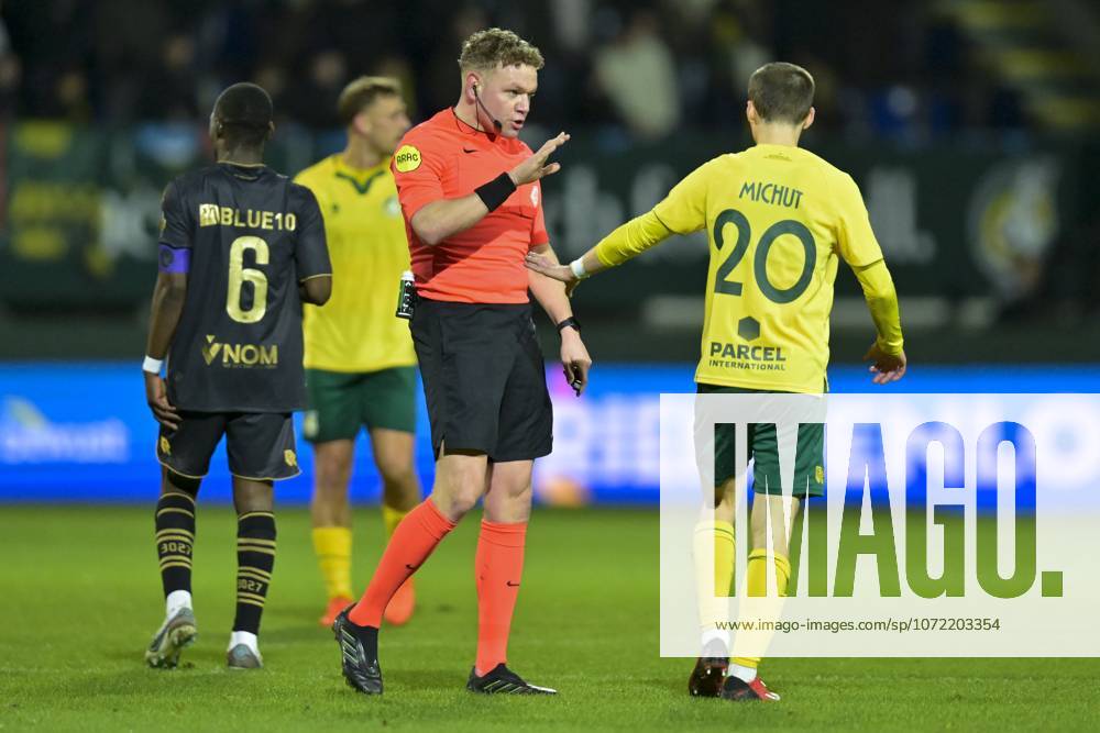 , Fortuna Sittard Stadium , season 2025 2026 , Dutch Eredivisie football , match between Fortuna Sittard and Sparta , picture shows , referee Alex Bos, Fortuna Sittard player Edouard Michut Fortuna Sittard - Sparta x201377452x