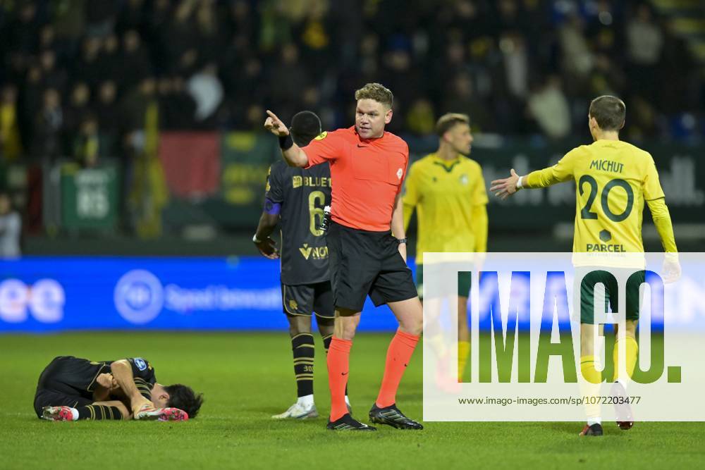, Fortuna Sittard Stadium , season 2025 2026 , Dutch Eredivisie football , match between Fortuna Sittard and Sparta , picture shows , referee Alex Bos, Fortuna Sittard player Edouard Michut Fortuna Sittard - Sparta x201377480x