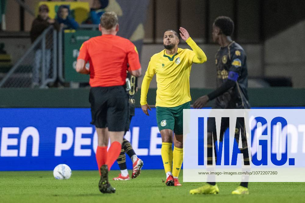 , Fortuna Sittard Stadium , season 2025 2026 , Dutch Eredivisie football , match between Fortuna Sittard and Sparta , picture shows Fortuna Sittard player Mo Ihattaren angry at referee Alex Bos Fortuna Sittard - Sparta x201379166x