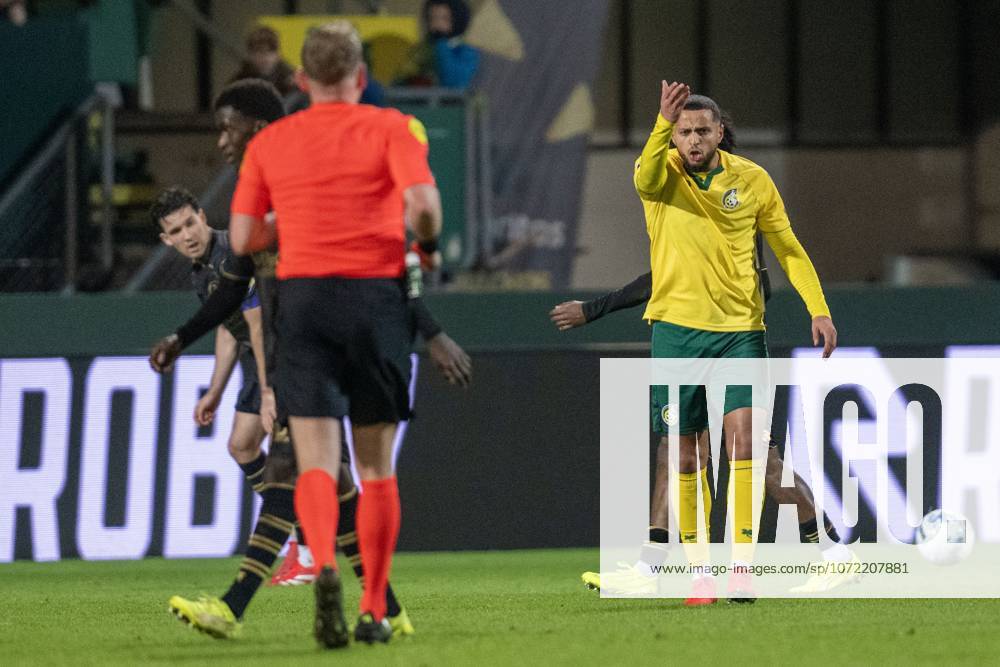 , Fortuna Sittard Stadium , season 2025 2026 , Dutch Eredivisie football , match between Fortuna Sittard and Sparta , picture shows Fortuna Sittard player Mo Ihattaren disagreezs with referee Alex Bos Fortuna Sittard - Sparta x201379219x