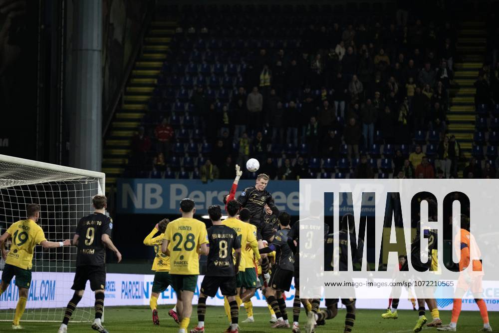 , Fortuna Sittard Stadium , season 2025 2026 , Dutch Eredivisie football , match between Fortuna Sittard and Sparta , picture shows header Sparta player Milan Zonneveld just before Sparta scores 2-2 Fortuna Sittard - Sparta x201380195x