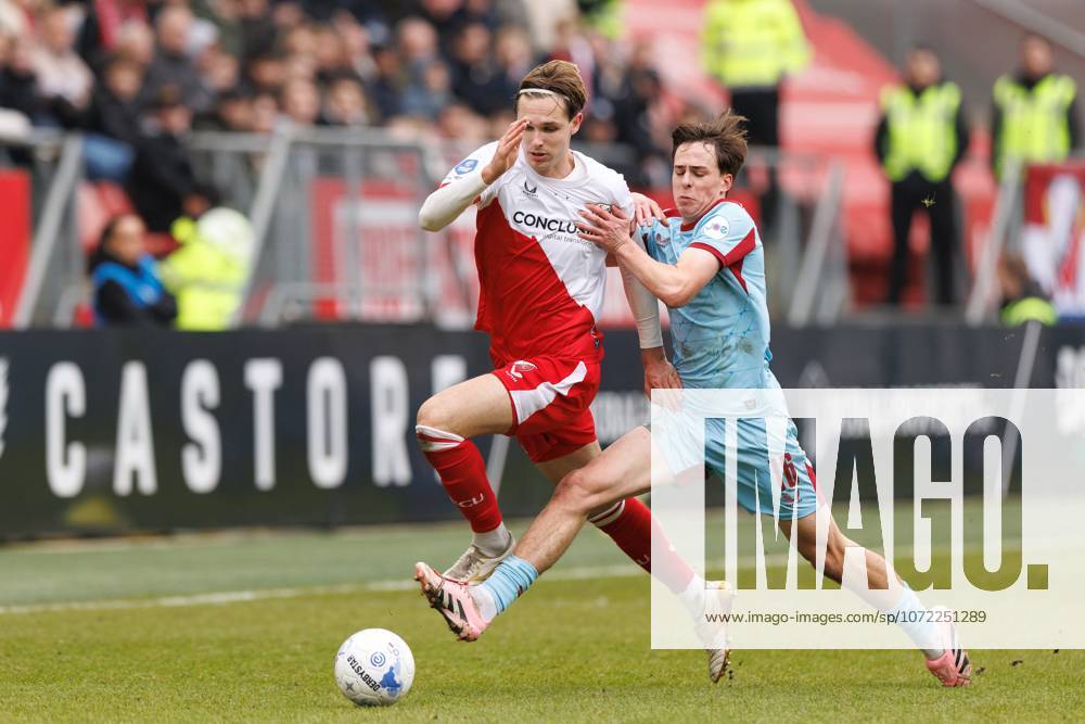 , stadium Galgenwaard , season 2025 2026 , Dutch Eredivisie Football , match between FC Utrecht and Feyenoord , Picture shows Feyenoord player Leo Sauer, FC Utrecht player Matisse Didden Utrecht - Feyenoord x201400290x