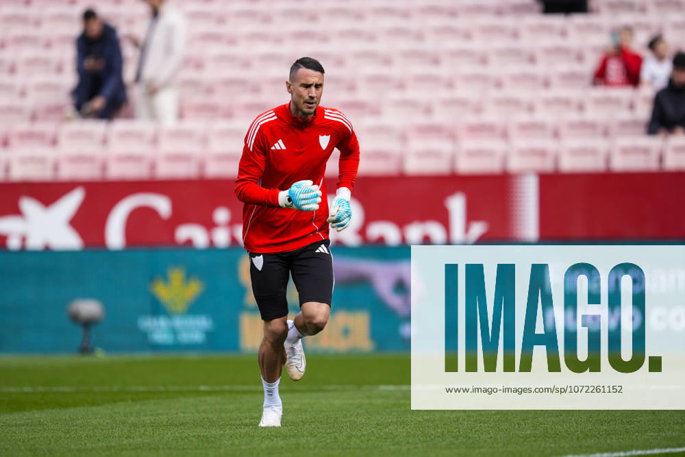 Odysseas Vlachodimos of Sevilla FC warms up during the Spanish league, LaLiga EA Sports, football match played between Sevilla FC and Girona FC at Ramon Sanchez-Pizjuan stadium on February 8, 2026, in Sevilla, Spain. Sevilla FC V Girona FC - LaLiga EA Sports - ZUMAa181 20260208_zaa_a181_114