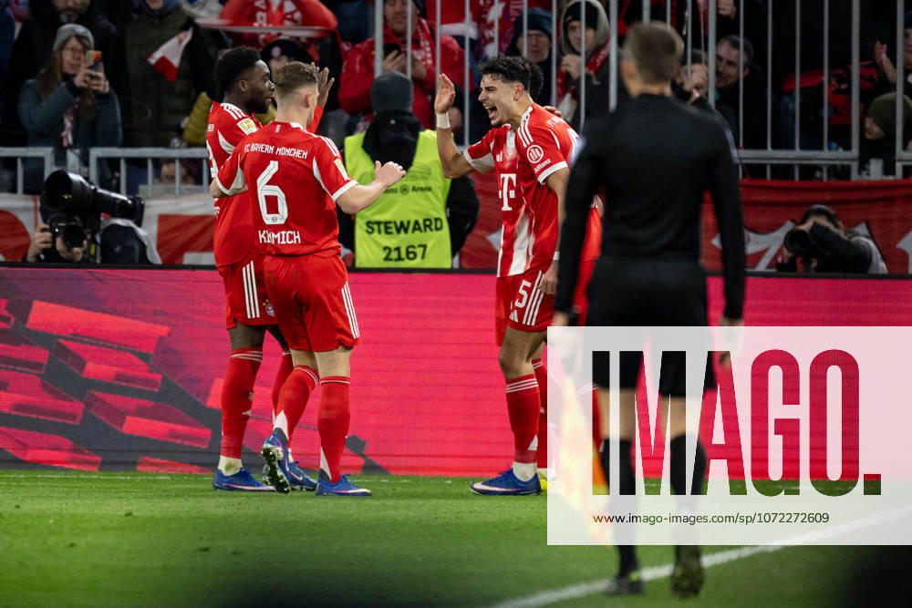 Bayern celebrate with Luis Diaz FC Bayern Muenchen, 14 his goal for 3 1 GER, FC Bayern Muenchen vs TSG 1899 Hoffenheim, Football, Bundesliga, Matchday 21, Season 2025 2026, 08 02 2026 GER, FC Bayern Muenchen vs TSG 1899 Hoffenheim, Football, Bundesliga, Matchday 21, Season 2025 2026, 08 02 2026 Muenchen