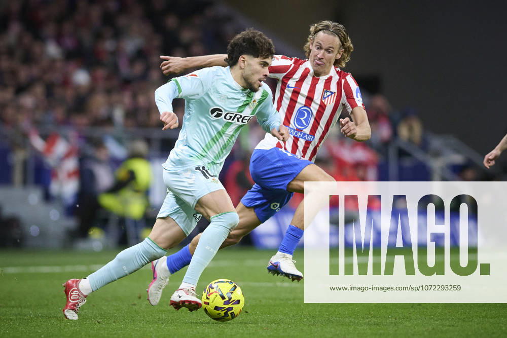 ATLETICO DE MADRID v REAL BETIS BALOMPIE. LA LIGA 2025 2026. ROUND 23. Atletico de Madrid s Marcos Llorente (R) and Real Betis Balompie s Ez Abde during La Liga match. February 08 ,2026. (ALTERPHOTOS Ropero) MadridSpain