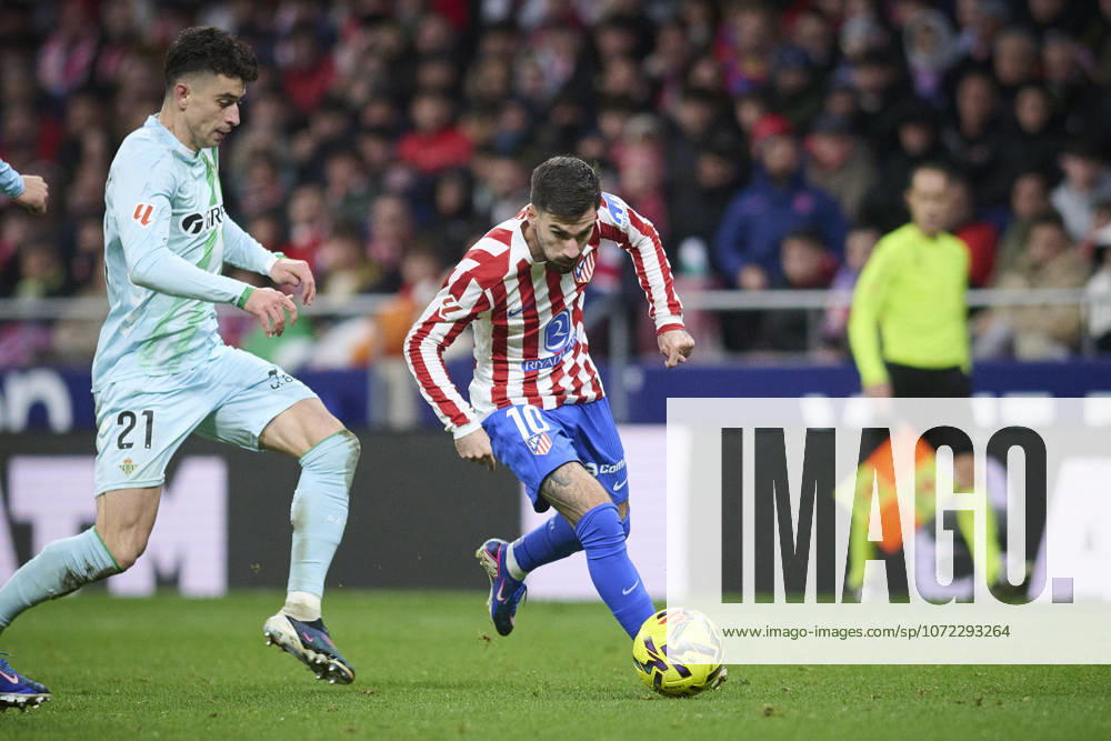 ATLETICO DE MADRID v REAL BETIS BALOMPIE. LA LIGA 2025 2026. ROUND 23. Atletico de Madrid s Alex Baena (R) and Real Betis Balompie s Marc Roca during La Liga match. February 08 ,2026. (ALTERPHOTOS Ropero) MadridSpain