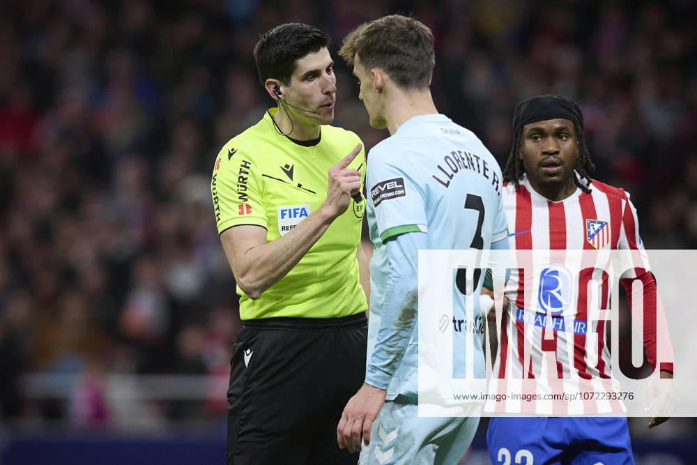 ATLETICO DE MADRID v REAL BETIS BALOMPIE. LA LIGA 2025 2026. ROUND 23. Referee Mateo Busquets (L) and Real Betis Balompie s Diego Llorente during La Liga match. February 08 ,2026. (ALTERPHOTOS Ropero) MadridSpain