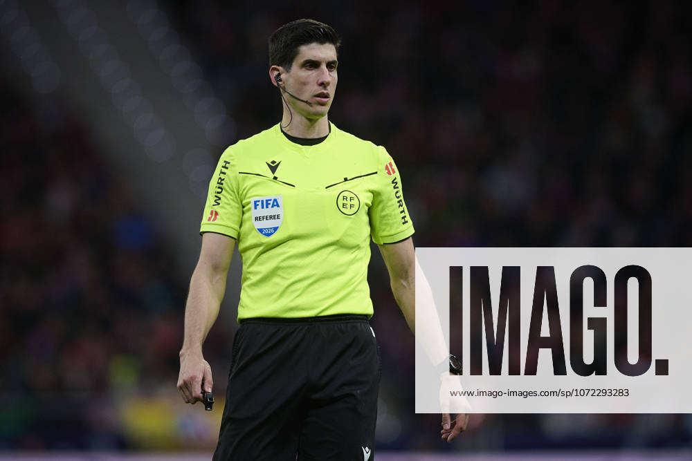 ATLETICO DE MADRID v REAL BETIS BALOMPIE. LA LIGA 2025 2026. ROUND 23. Referee Mateo Busquets during La Liga match. February 08 ,2026. (ALTERPHOTOS Ropero) MadridSpain