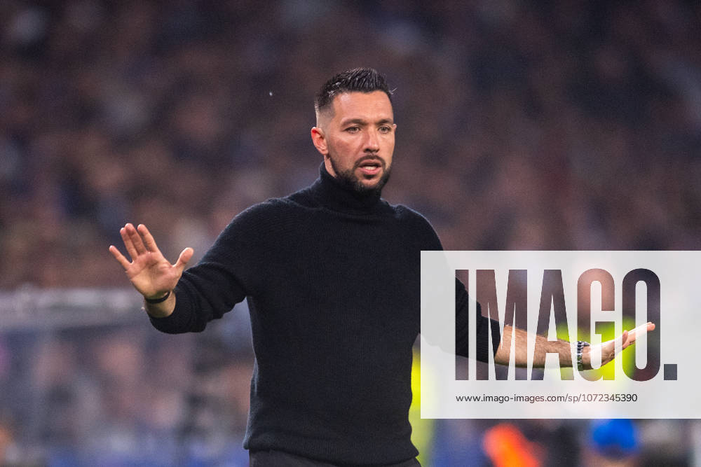 FC Porto v Sporting CP - Primeira Liga Francesco Farioli, head coach of FC Porto, is seen in action during the Liga Portugal Betclic 2025 26 match between FC Porto and Sporting CP at Estadio do Dragao in Porto, Portugal, on February 9, 2026. Porto Porto Portugal