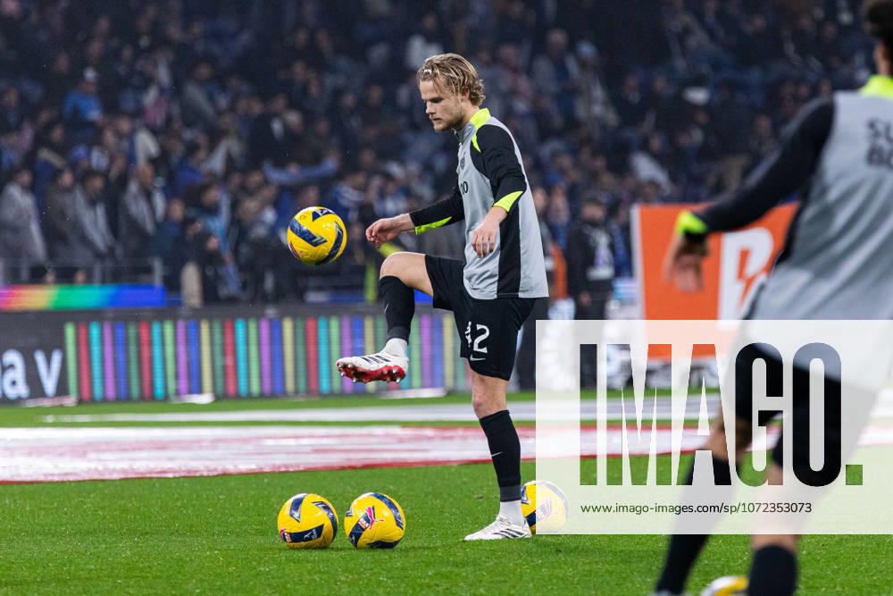 FC Porto Vs Sporting for the Portuguese First League in Porto - 09 Feb 2026 Sporting CP s player, Morten Hjulmand warms before the classic match for the Portuguese First League between FC Porto and Sporting CP at Dragon Stadium. Final score; FC Porto 1:1 Sporting CP Porto Portugal