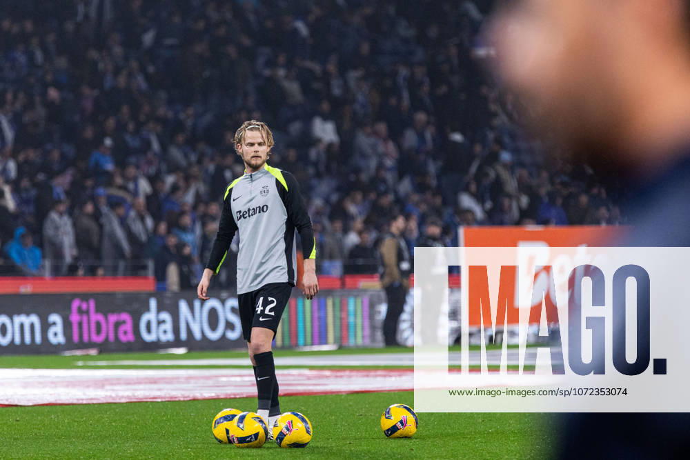 FC Porto Vs Sporting for the Portuguese First League in Porto - 09 Feb 2026 Sporting CP s player, Morten Hjulmand warms before the classic match for the Portuguese First League between FC Porto and Sporting CP at Dragon Stadium. Final score; FC Porto 1:1 Sporting CP Porto Portugal
