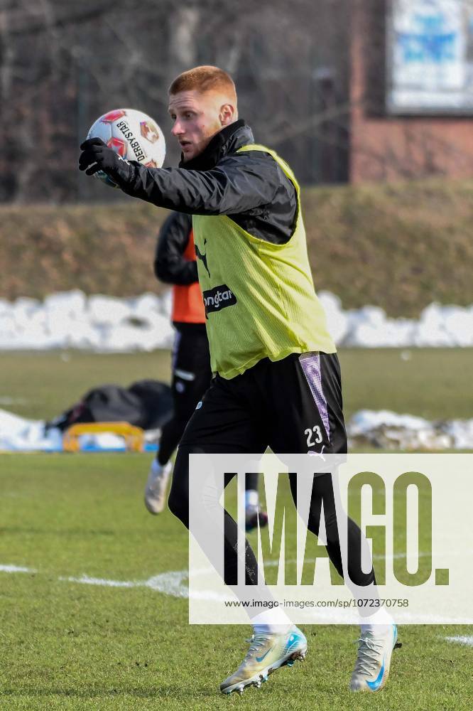 Louis Oppie Pauli on the ball Germany , Hamburg , Training ground at Kollaustrasse , Football , 1 Bundesliga , Training of FC St Pauli