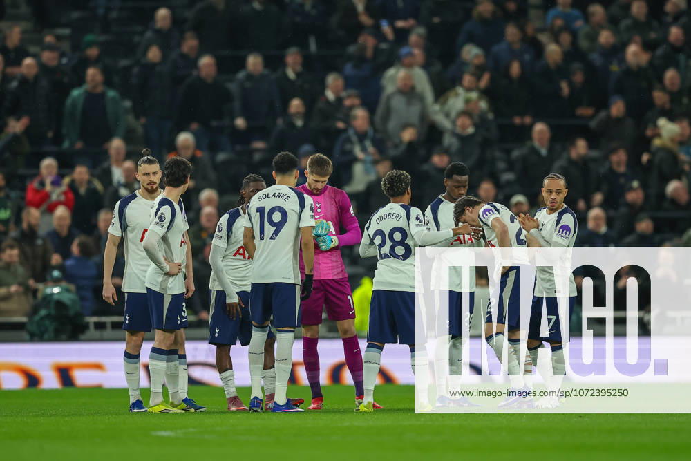 Tottenham Hotspur v Newcastle United, Premier League Tottenham Hotspur players in a team huddle ahead of kick off during the Premier League match between Tottenham Hotspur and Newcastle United at Tottenham Hotspur Stadium, London, UK on 10 February 2026. London Tottenham Hotspur Stadium London UK Editorial use only DataCo restrictions apply See www.football-dataco.com ,