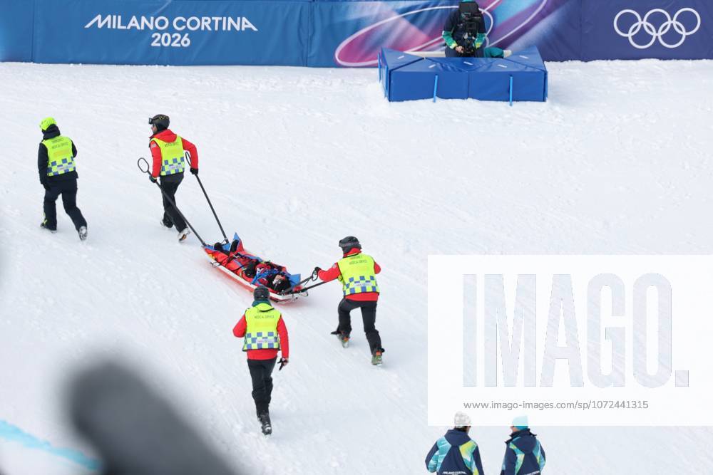 Liu Jiayu of Team China receives medical assistance in the Women s Snowboard Halfpipe Qualification on day five of the Milano Cortina 2026 Winter Olympic Games, Olympische Spiele, Olympia, OS at Livigno Snow Park on February 11, 2026 in Livigno, Italy.