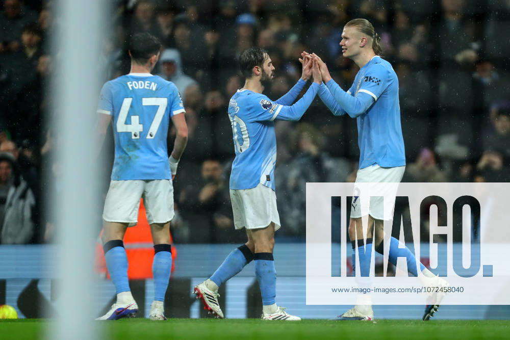 Manchester City v Fulham, Premier League Erling Haaland of Manchester City scores a GOAL 3-0 and celebrates with Bernardo Silva of Manchester City during the Manchester City v Fulham Premier League match at the Etihad Stadium, Manchester, England on 11 February 2026 Credit: Luke Williams Every Second Media Editorial use only. All images are copyright Every Second Media Limited. No images may be reproduced without prior permission. All rights reserved. Premier League and Football League images are subject to licensing agreements with Football DataCo Limited. see https: www.football-dataco.com