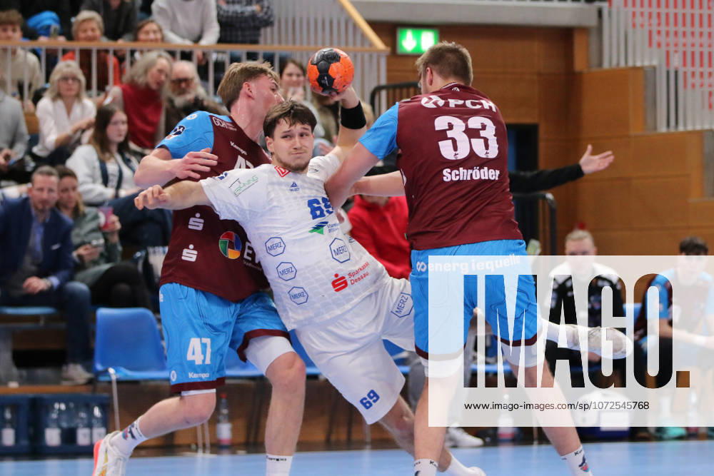 Handball Men 2025 2026 2 Handball Bundesliga 19 Matchday 1 VfL Potsdam Dessau Roßlauer HV 06 MBS Arena Potsdam Niklas Döbbel Dessau, 69, white in a duel with Tim Schröder Potsdam, 33, red and Dustin Kraus Potsdam, 47, red Potsdam Brandenburg Germany