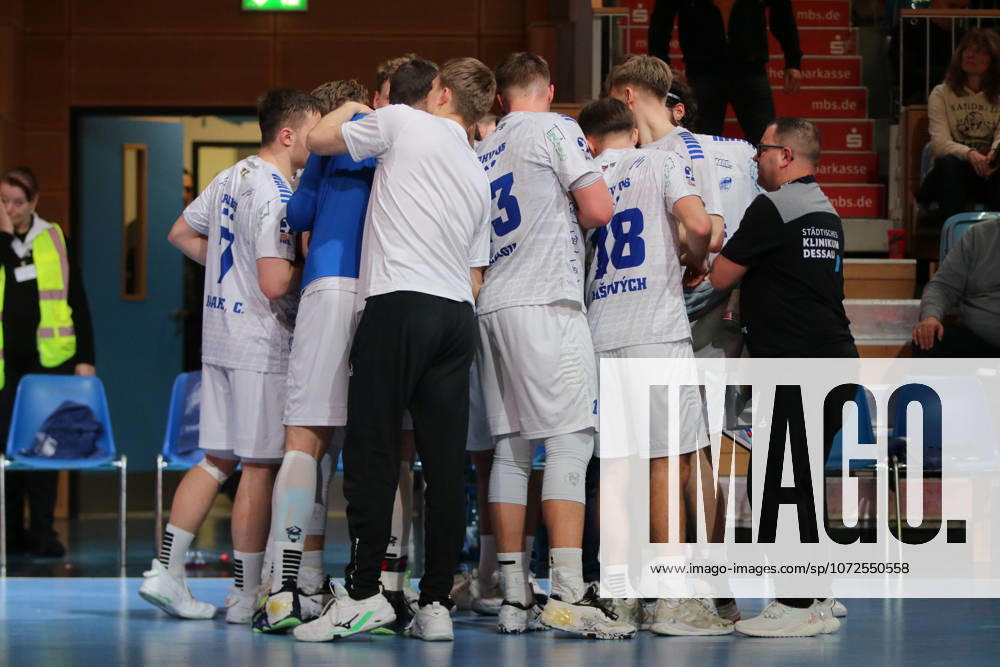 Handball Men 2025 2026 2 Handball Bundesliga 19 Matchday 1 VfL Potsdam Dessau Roßlauer HV 06 MBS Arena Potsdam The DRHV during a timeout Potsdam Brandenburg Germany