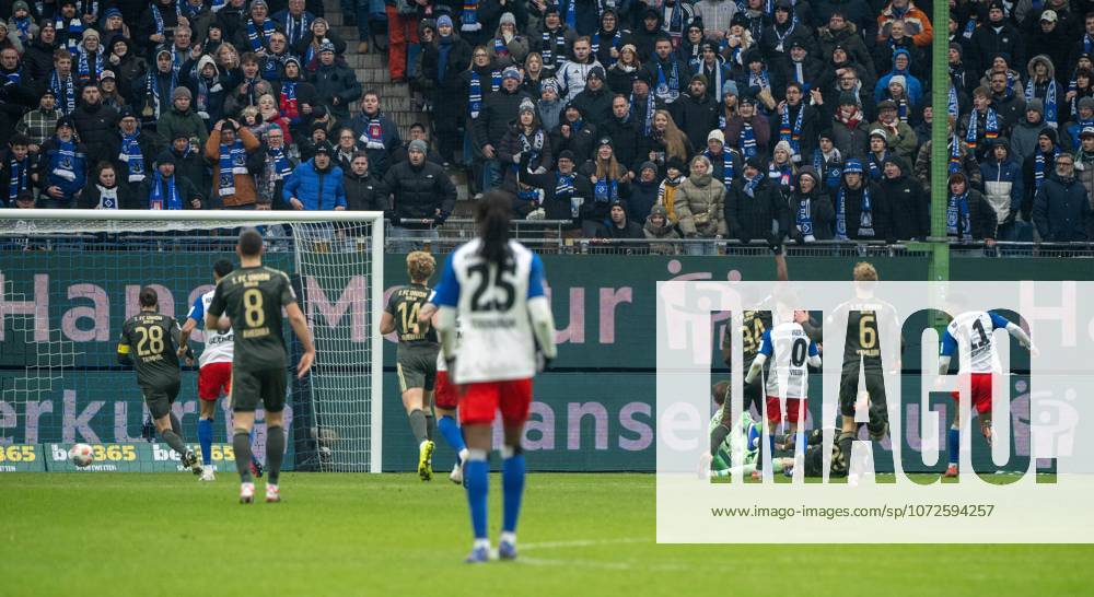 Soccer, Men, Season 2025 2026, 1 Bundesliga 22 Matchday , Hamburger SV 1 FC Union Berlin, Ransford Yeboah Königsdörffer r , Hamburger SV scores the goal to 1 1 against goalkeeper Frederik Rönnow 1 FC Union , 14 02 2026,