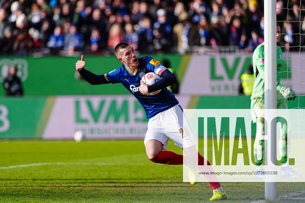 Goal celebration after scoring 1 2 from penalty kick David Zec Holstein Kiel, 26 GER, Holstein Kiel vs FC Schalke 04, Football, 2 Bundesliga, Matchday 22, Season 2025 2026, 15 02 2026 DFL REGULATES PROHIBIT ANY USE OF PHOTOGRAPHS AS IMAGE SEQUENCES AND OR QUASI VIDEO GER, Holstein Kiel vs FC Schalke 04, Football, 2 Bundesliga, Matchday 22, Season 2025 2026, 15 02 2026 Kiel