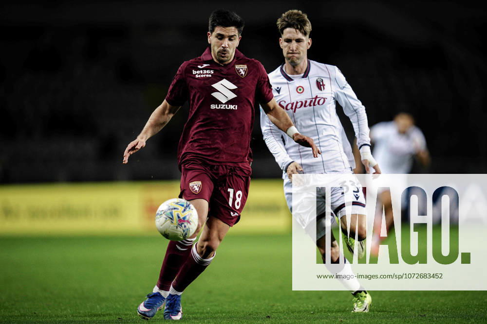 Torinos Giovanni Simeone fights for the ball with Bologna s Juan Miranda during the Serie A soccer match between Torino and Bologna at the Stadio Olimpico Grande Torino in Turin, north west Italy - Sunday, February 15, 2025. - Soccer .