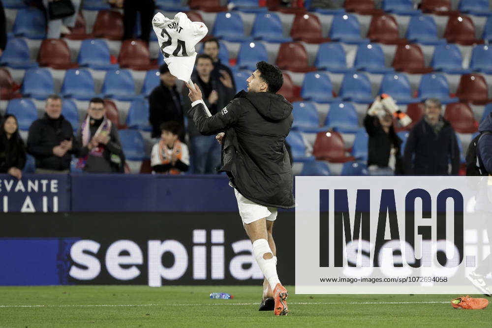 Levante UD v Valencia CF - LaLiga EA Sports Eray Comert of Valencia CF provokes the Levante fans and players at the end of the match by placing his shirt on the corner flag during the LaLiga match between Levante UD and Valencia CF at Ciutat de Valencia Stadium in Valencia, Spain, on February 15, 2026. Valencia Spain