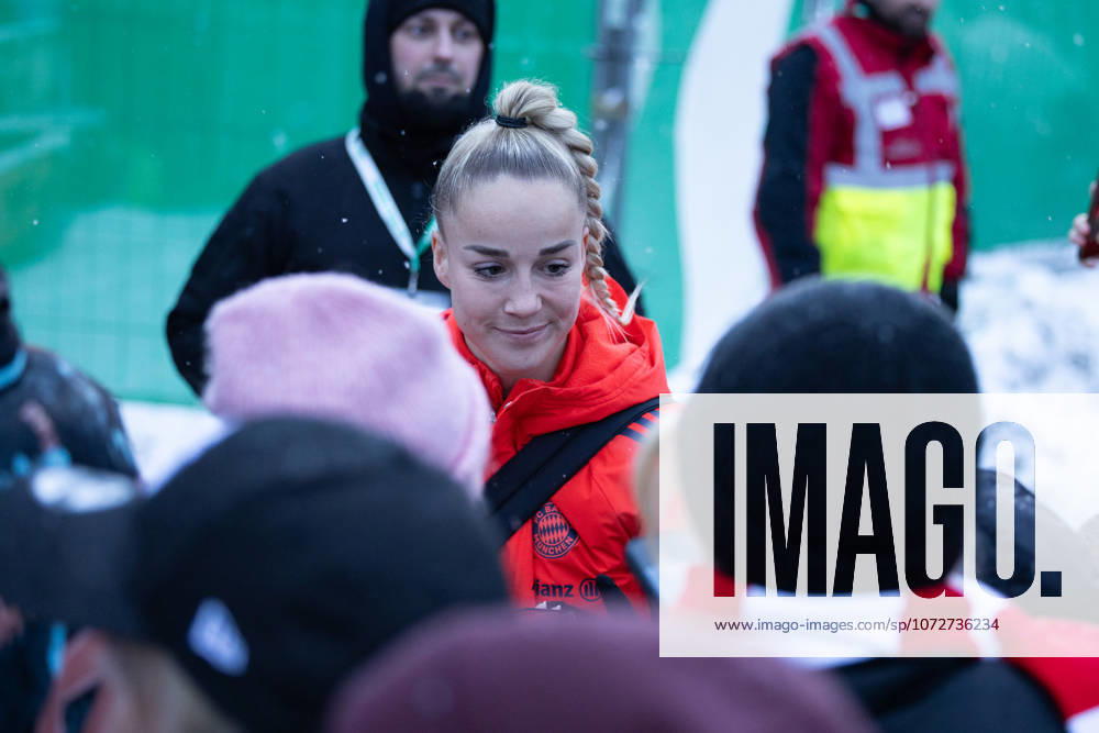 Germany Soccer Google Pixel Womens Bundesliga, Matchday 18 SV Werder Bremen vs FC Bayern Munich Weserstadion Platz 11 Bremen Match canceled due to unplayability of the pitch, portrait portrait photo portrait symbol photo Giulia Gwinn Bayern Munich, 7