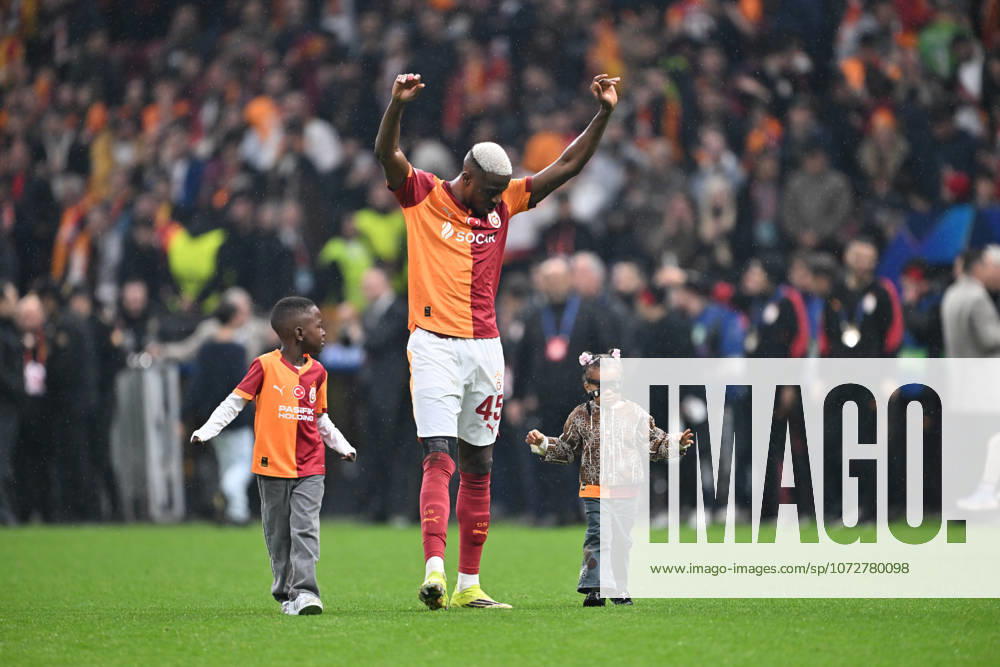 Galatasaray v Juventus - UEFA Champions League ISTANBUL, TURKIYE - FEBRUARY 17: Galatasaray player Victor Osimhen (45) celebrates with supporters after his team’s 5-2 victory in the UEFA Champions League Round of 16 play-off first leg match between Galatasaray and Juventus at RAMS Park in Istanbul, Turkiye, on February 17, 2026. Isa Terli Anadolu Istanbul Turkey. Editorial use only. Please get in touch for any other usage.