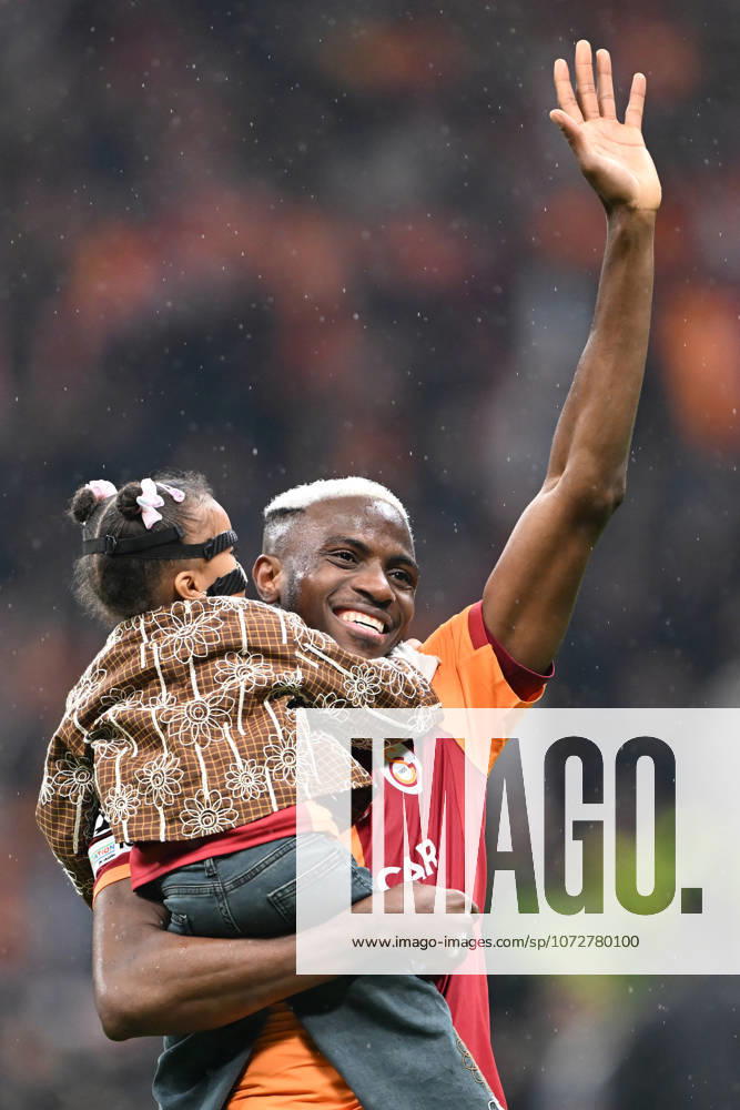 Galatasaray v Juventus - UEFA Champions League ISTANBUL, TURKIYE - FEBRUARY 17: Galatasaray player Victor Osimhen (45) celebrates with supporters after his team’s 5-2 victory in the UEFA Champions League Round of 16 play-off first leg match between Galatasaray and Juventus at RAMS Park in Istanbul, Turkiye, on February 17, 2026. Isa Terli Anadolu Istanbul Turkey. Editorial use only. Please get in touch for any other usage.