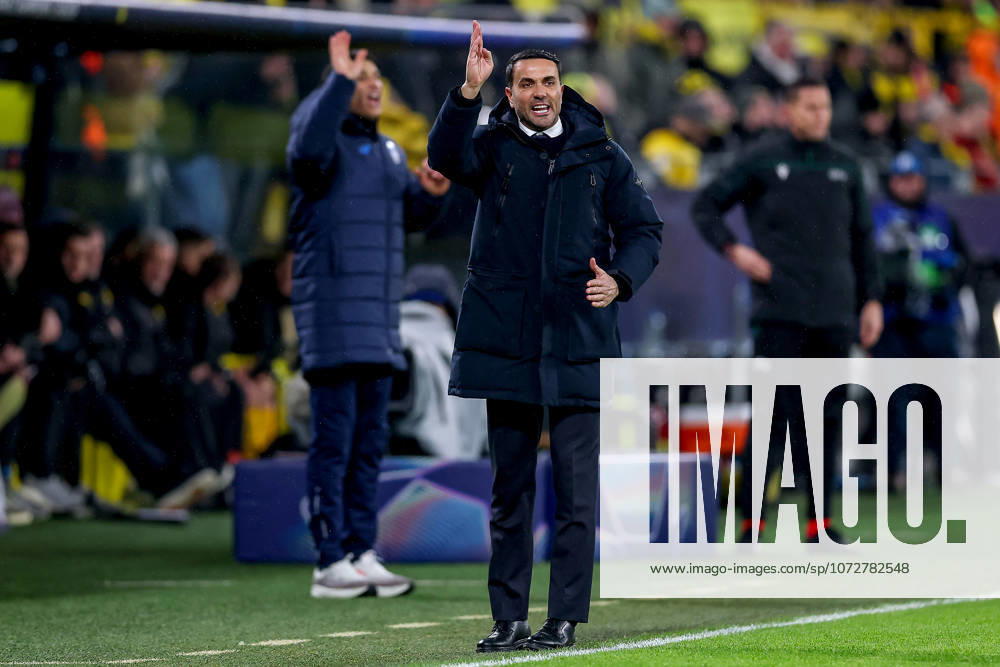 Football, UEFA Champions League, Borussia Dortmund Atalanta Bergamo, BVB Stadion, Play Offs first leg, Season 2025 2026 Head coach Raffaele Palladino Atalanta Bergamo hc gesticulating on the sidelines Regulations prohibit any use of photographs as image sequences and or quasi video Nordrhein Westfalen Germany