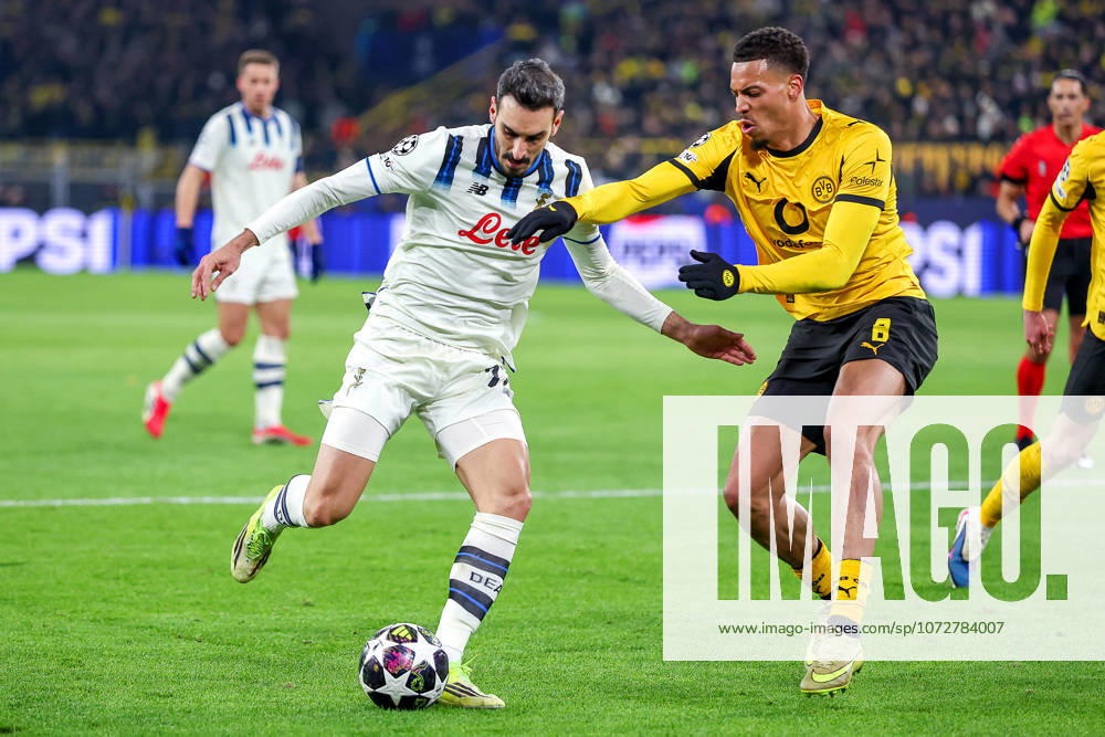 Football, UEFA Champions League, Borussia Dortmund Atalanta Bergamo, BVB Stadion, Play Offs first leg, Season 2025 2026 Davide Zappacosta Atalanta Bergamo 77 in duel against Felix Nmecha BVB 08 Regulations prohibit any use of photographs as image sequences and or quasi video Nordrhein Westfalen Germany