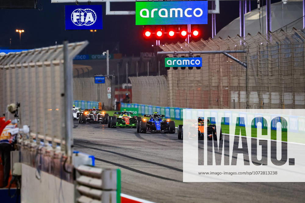 F1 - PRE-SEASON TESTING 2026 - BAHRAIN 2 Practice start procedure: 81 PIASTRI Oscar (aus), McLaren F1 Team MCL40, 55 SAINZ Carlos (spa), Williams Racing FW48, action during the Formula 1 Aramco pre-season testing 2026 of the 2026 FIA Formula One World Championship, WM, Weltmeisterschaft from February 18 to 20, 2026 on the Bahrain International Circuit, in Sakhir, Bahrain - SakhirBahrain